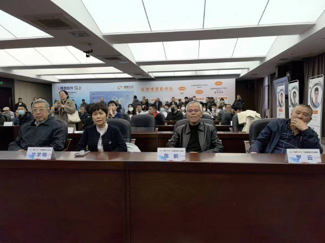 很快，轿子就进了李家村，前面那轿夫径直领路来到了李家大院的侧门口。